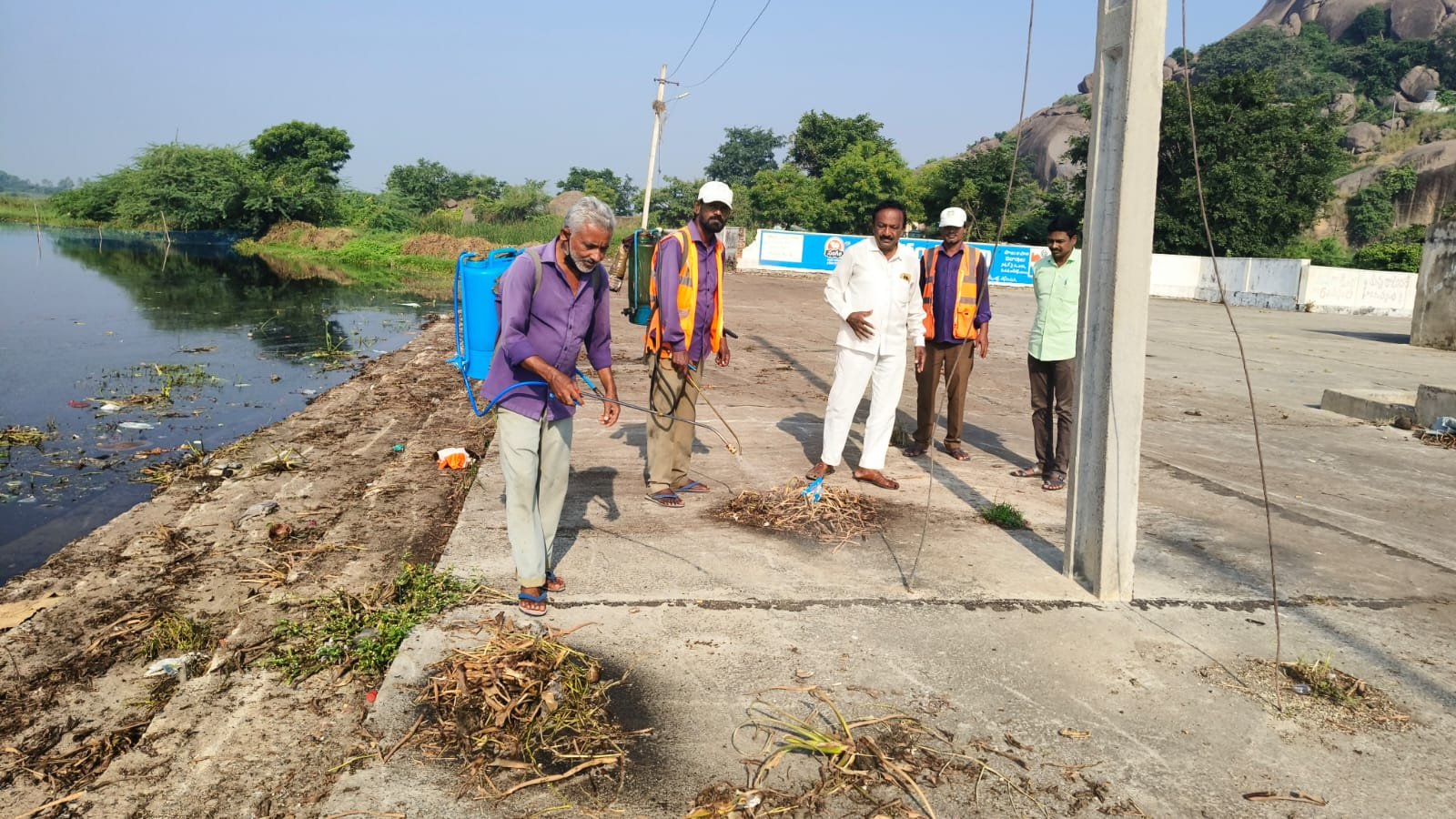 మలేరియా సిబ్బంది రసాయనిక పదార్థములతో స్ప్రే కొట్టుతున్న విధానాన్ని ఆయిల్ బాల్స్ వేస్తున్న తీరును 40 డివిజన్ మాజీ కార్పొరేటర్ మరుపల్ల రవి